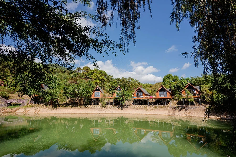 https://baitulongmountainresort.com/storage/product/undefined/Bungalow-1-giuong-11.webp