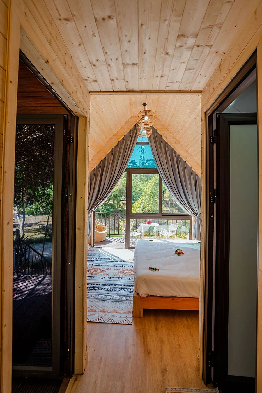 https://baitulongmountainresort.com/storage/product/undefined/Bungalow-1-giuong-3.webp