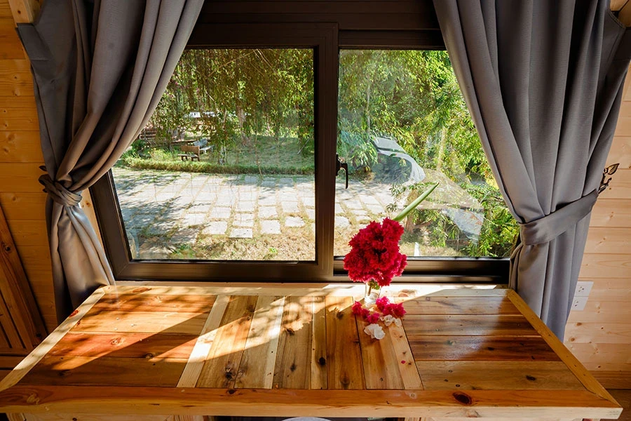 https://baitulongmountainresort.com/storage/product/undefined/Bungalow-1-giuong-4.webp