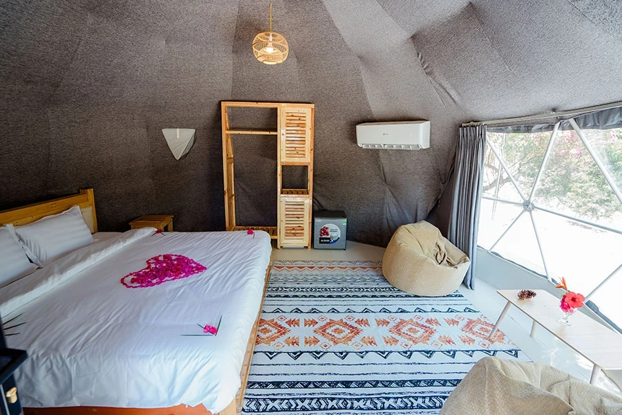 https://baitulongmountainresort.com/storage/product/undefined/Glamping-1-giuong-10.webp