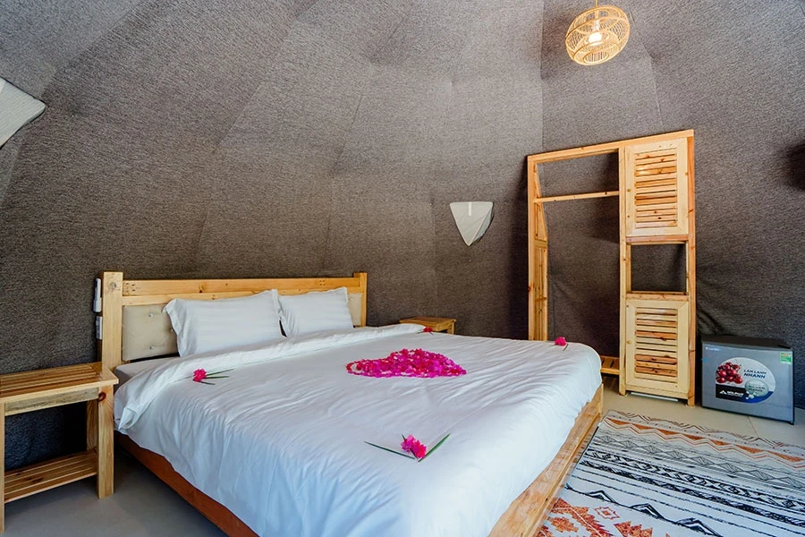 https://baitulongmountainresort.com/storage/product/undefined/Glamping-1-giuong-7_1733308905.webp