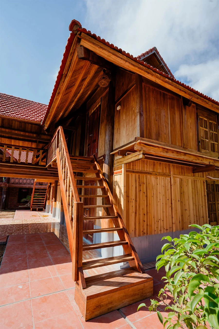 https://baitulongmountainresort.com/storage/product/undefined/nha-san-cong-dong-4.webp